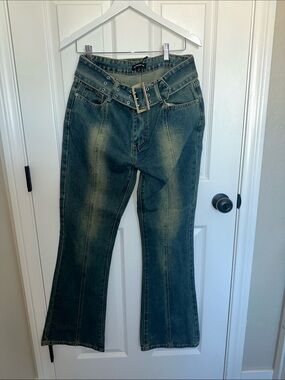 Pretty Little Thing Women’s Washed Blue Denim Jeans with Belt NWT
